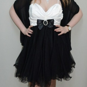 Rochie fashion, nuanta de negru-alb, esarfa rafinata - Img 2