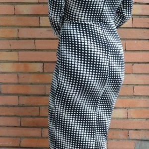 Rochie feminina negru-alb cu croi cambrat si fronseuri in fata - Img 4