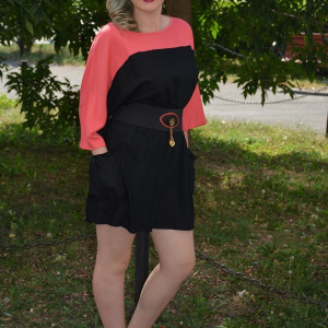Rochie moderna, cu decolteu rotund, negru-corai - Img 4