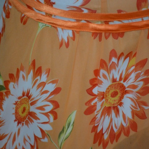 Rochie moderna, portocalie, material cu aspect de voal cu flori - Img 5