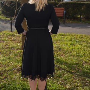Rochie neagra casual-elegant cu design de curea si dantela - Img 5