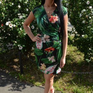 Rochie scurta fara maneca, material vaporos neagra cu flori rosii - Img 3