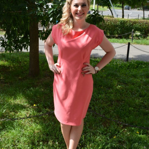 Rochie tineresaca de culoare corai, model scurt, cambrat in talie - Img 5