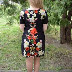 Rochie trendy cu croi lejer, design floral, realist, pe fond negru - Img 5