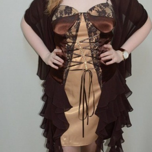 Rochie trendy, nuanta de maro, design deosebit aplicat - Img 2