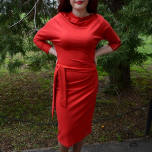 Rochie trendy, nuanta de rosu, fermoar auriu pe umar - Img 2
