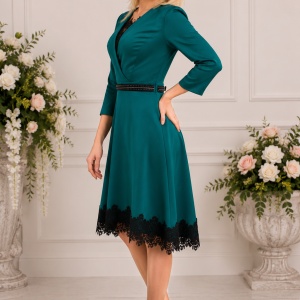 Rochie verde de ocazie cu insertie de dantela neagra, decolteu V