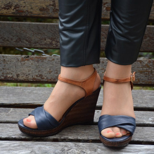 Sanda trendy cu platforma inalta, bareta de nuanta bleumarin - Img 5