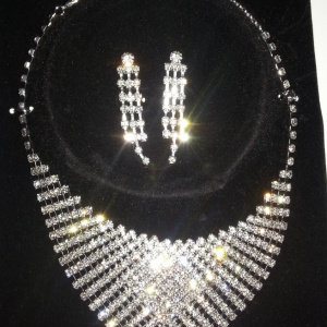 Set de bijuterii din cristale albe cu colier si cercei alungite - Img 2