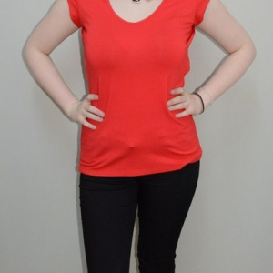 Tricou de vara, nuanta de rosu, decolteu usor in V - Img 2