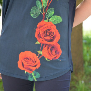 Tricou tineresc cu strasuri si model cu trandafiri, fond bleumarin - Img 4