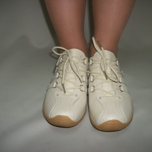 Adidas din piele, de culoare bej cu model de dungi asimetrice - Img 4