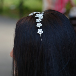 Agrafa chic din metal fin argintiu cu cristale sau perle aplicate - Img 4