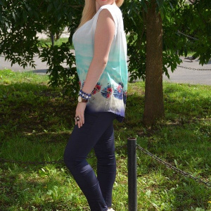 Bluza de vara fara maneci, culoare alba cu imprimeu bleumarin - Img 5