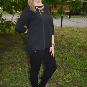 Bluza deosebita culoare neagra cu model de funda in spate - Img 3