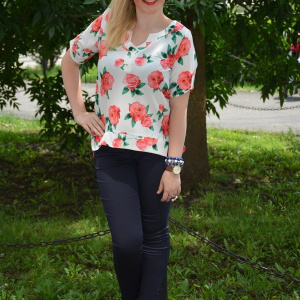 Bluza deosebita de primavara-vara, alba cu design floral corai - Img 2