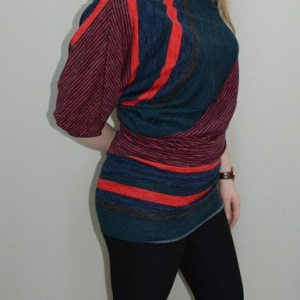 Bluza in nuanta de bleumarin-rosu, design deosebit - Img 3
