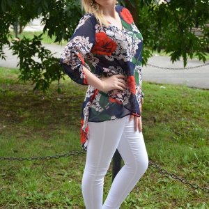 Bluza moderna cu maneca scurta, nuanta bleumarin cu trandafiri - Img 3
