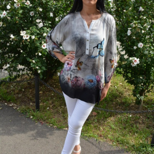 Bluza moderna, tinereasca, gri cu model de fluturi colorate - Img 3