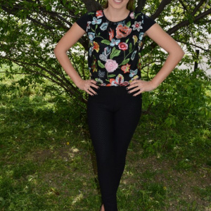 Bluza neagra cu talie scurta si design de flori colorate - Img 2