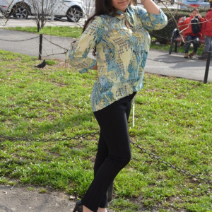 Bluza oversize in nuanta galben-albastru, cu guler mic, ascutit - Img 2