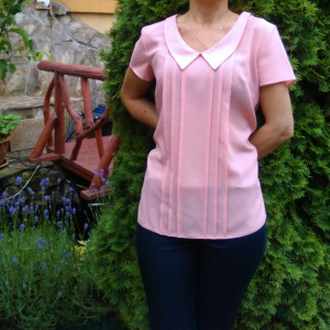 Bluza subtire, roz, cu rever ascutit si model de fronseuri - Img 1