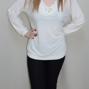 Bluza tinereasca, nuanta de bej, maneca lunga si design chic - Img 2