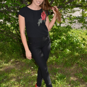 Bluza tinereasca scurta in talie, neagra cu design de floare rosie - Img 5