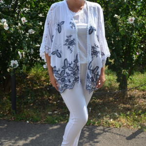 Bluza tip cartigan Eve model brodat cu flori albastre si insertii de dantela,nuanta de alb - Img 4