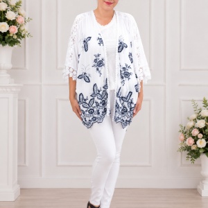 Bluza tip cartigan Eve model brodat cu flori albastre si insertii de dantela,nuanta de alb