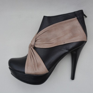 Botina scurta cu toc inalt, de culoare neagra cu model crem - Img 3