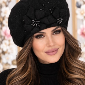 Caciula rafinata , cu design floral si margele negre