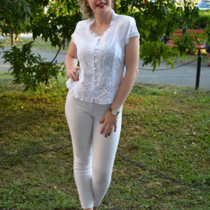 Camasa alba, brodata cu motive florale si ajustabil in spate - Img 2