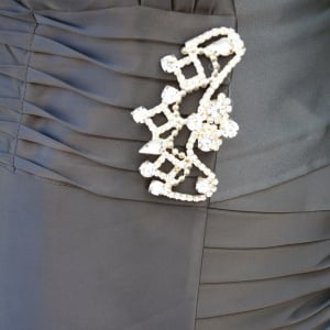 Costum de ocazie elegant, pe negru sau pe rosu, cambrat, din saten - Img 2
