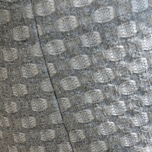 Costum de ocazie, gri deschis, material lucios cu design de blanita - Img 2