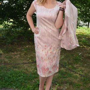 Costume de ocazie, din doua piese, pe roz cu un imprimeu floral chic - Img 6