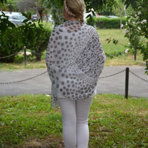 Esarfa chic cu design de buline si flori gri aplicate pe material alb - Img 4