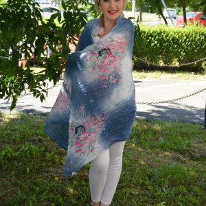 Esarfa mare din material cu aspect creponat, bleumarin cu flori - Img 3