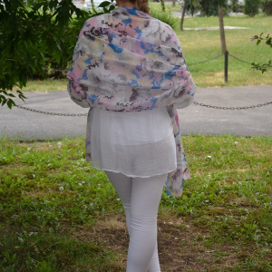 Esarfa moderna cu forma clasica si design de flori roz-albastru - Img 4