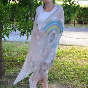 Esarfa moderna cu imprimeu multicolor pe fond bej, din vascoza - Img 3