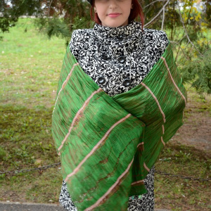Esarfa originala din matase, culoare verde, design de fire colorate - Img 2