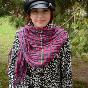 Esarfa trendy de iarna, de culoare roz cu design de carouri gri - Img 5