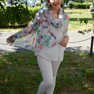 Esarfa trendy din material fin cu design deosebit pe fond alb - Img 6
