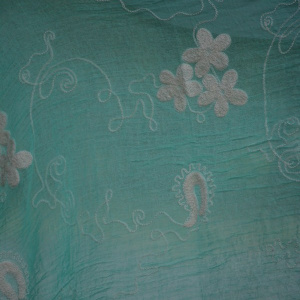 Esarfa turcoaz cu design broderie contrastanta si franjuri scurte - Img 3