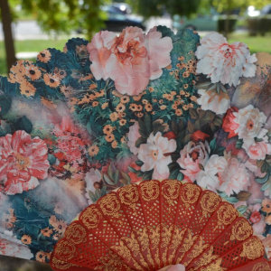 Evantai elegant cu design floral multicolor si maner din plastic - Img 4