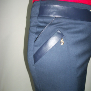 Fusta casual, de culoare bleumarin cu inserti din piele - Img 2