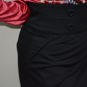 Fusta rafinata, neagra cu slit in fata si nasturi decorativi - Img 4