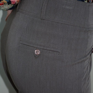 Pantalon in nuanta de maro deschis, buzunare apretate atasate - Img 4