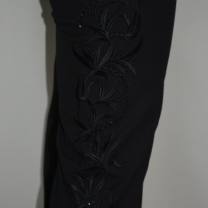 Pantalon in nuanta de negru, design floral interesant lateral - Img 3