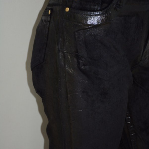 Pantalon in nuanta de negru, material usor lucios, buzunare - Img 7